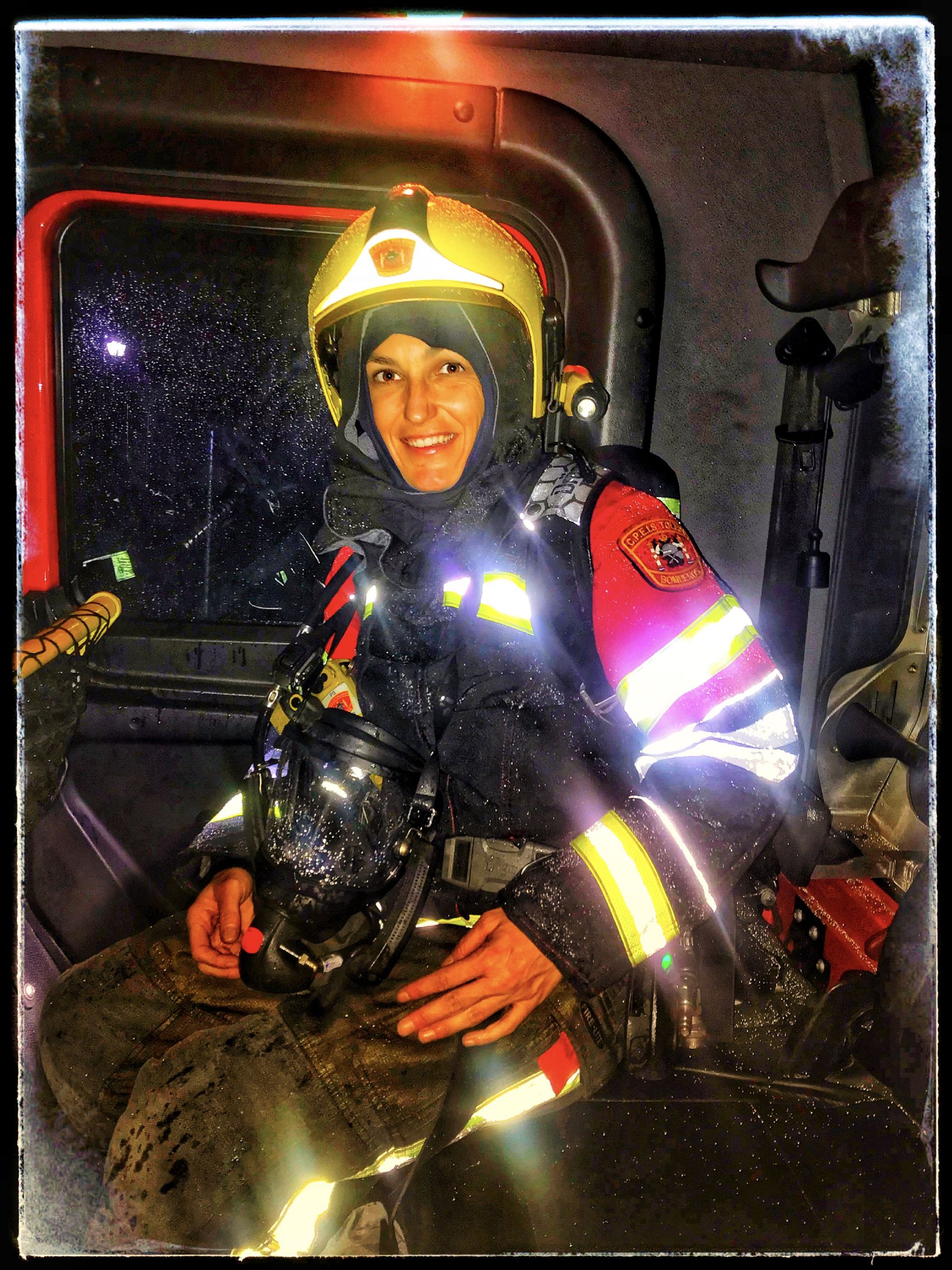 Foto de Celia Ruiz Jimenez con el traje de bombera