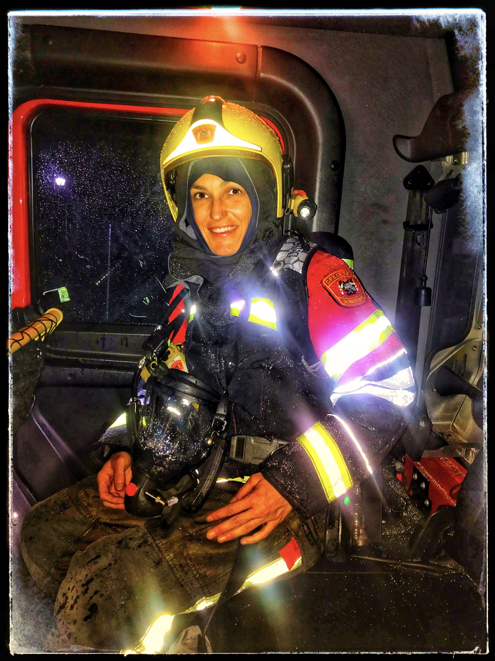Foto de Celia Ruiz Jimñenez con el traje de bombera